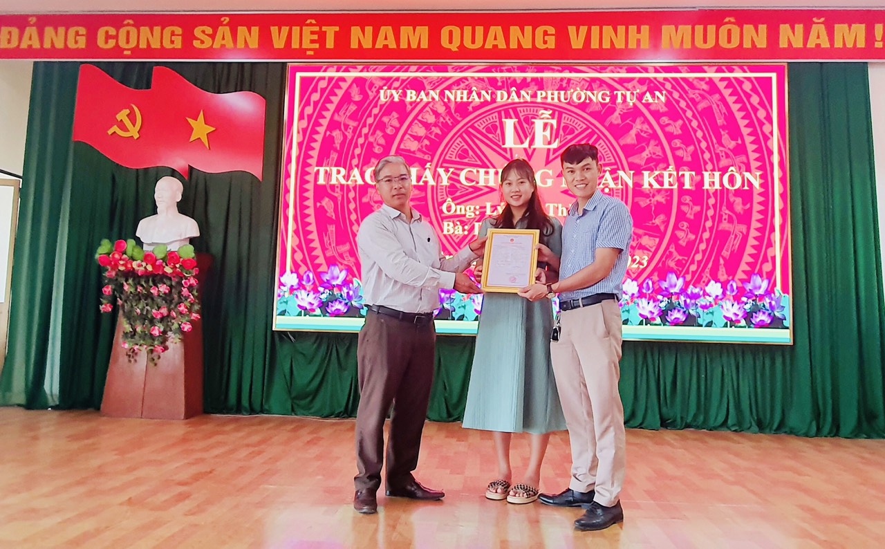 Lễ trao giấy chứng nhận kết hôn